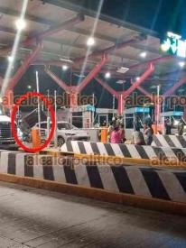 La Antigua, Ver., 30 de marzo de 2026.- La noche de este lunes, un tr�iler derrib� una de las casetas de cobro en la autopista Cardel-Veracruz y se reportan personas heridas. El accidente es atendido por bomberos de este municipio.
