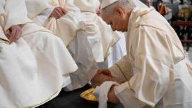 Roma, Italia, 2 de abril de 2026.- El Papa Le�n XIV realiz� el tradicional lavatorio de pies a 12 sacerdotes en la Bas�lica de San Juan de Letr�n, rompiendo as� con la tradici�n del fallecido Papa Francisco, quien por a�os lav� los pies de hombres y mujeres en c�rceles, incluso de otras religiones.
