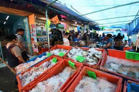 Xalapa, Ver., 2 de abril de 2026.- Pescader�as reportan una ca�da de hasta del 50% en ventas de su producto esta Semana Santa por la incertidumbre de la ciudadan�a sobre las posibles afectaciones del chapopote en los productos del mar.