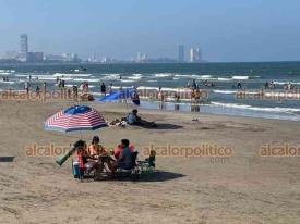 Boca del R�o, Ver., 2 de abril de 2026.- Visitantes y locales acuden a las playas este Jueves Santo, mientras que prestadores de servicios esperan que aumente la llegada de visitantes el viernes y s�bado. ?Tenemos fe?, dijo uno de los comerciantes. Turistas dicen que no han visto hidrocarburo y no les da desconfianza estar en contacto con la sustancia. 
