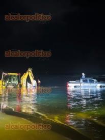 �rsulo Galv�n, Ver., 2 de abril de 2026.- En la playa de Chachalacas, una camioneta se fue a un poza de esta playa; hasta el lugar tuvo que llegar maquinaria para poder sacar la unidad.