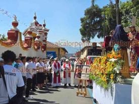 Orizaba, Ver., 3 de abril de 2026.- El obispo Eduardo Cervantes Merino presidi� la celebraci�n del Viacrucis en esta ciudad. Sacerdotes y la comunidad cat�lica lo acompa�aron en el recorrido de las 14 estaciones.