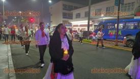 Orizaba, Ver., 3 de abril de 2026.- Decenas de personas salieron la noche de este Viernes Santo en la procesi�n del silencio. Varias de estas llevaban en sus manos una vela. Nadie hablaba, todos llevaban el luto en su ser. Como lo marca la religi�n cat�lica en este recorrido se llevan im�genes de Jes�s, Mar�a, Jos�.