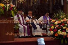 Xalapa, Ver., 4 de abril de 2026.- Este S�bado Santo, sacerdotes y feligreses llevan a cabo el Oficio de Lectura y Laudes en la Catedral Metropolitana, donde meditan sobre la Pasi�n y Muerte y Resurrecci�n de Jes�s.