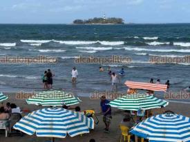Boca del R�o, Ver., 5 de abril de 2026.- Este Domingo de Resurrecci�n las playas lucieron con afluencia de turistas y locales. A pesar de la bandera roja por el ingreso de un frente fr�o, se permiti� el acceso a la orilla. El movimiento de veh�culos fue mayor al de otros d�as.
