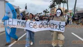 Boca del R�o, Ver., 5 de abril de 2026.- ?�Vida s�, petr�leo no!?, gritaron los participantes de la ?Marcha por la Mar?, convocada por la Red Corredor Arrecifal del Golfo de M�xico. Autoridades federales y estatales han sido irresponsables al convocar a la poblaci�n a las playas sin conocer el impacto del derrame de hidrocarburo, recriminaron.
