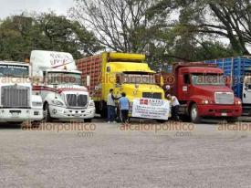 C�rdoba, Ver., 6 de abril de 2026.- Integrantes de la Alianza Nacional de Transportistas bloquearon la carretera federal C�rdoba-Veracruz y la autopista a la altura de Rancho Trejo, afectando el tr�nsito en ambos sentidos.