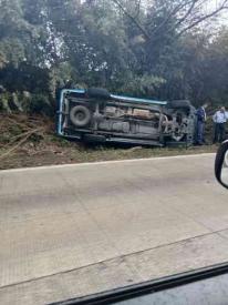 Emiliano Zapata, Ver., 6 de abril de 2026.- Veh�culo se sali� del camino en curva y volc�, presuntamente por el pavimento mojado en la carretera Las Trancas-Coatepec, a la altura de El Alcanfor. Polic�a Municipal atendi� el percance.
