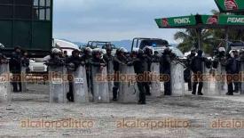 Amatl�n de los Reyes, Ver., 6 de abril de 2026.- Aunque el di�logo entre transportistas de la ANTAC que bloquean la carretera federal y la autopista C�rdoba-Veracruz a la altura de Rancho Trejo y autoridades sigue abierto, al lugar llegaron elementos antimotines de la SSP.