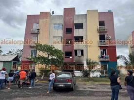Veracruz, Ver., 9 de abril de 2026.- Residentes de 8 departamentos de un edificio del Fraccionamiento Rinc�n de Palma Real afectados por una explosi�n permanecen en la v�a p�blica en una carpa en donde vecinos les han llevado alimentos y agua.
