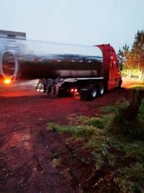 Acajete, Ver., 9 de abril de 2026.- Ciudadanos reportan que presuntamente se est�n desechando grandes cantidades de leche de Liconsa en la zona de Acajete, cerca de un restaurante; piden a autoridades verificar el motivo para descartar un posible desperdicio del alimento.
