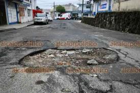 Xalapa, Ver., 10 de abril de 2026.- En la calle Othoniel Rodr�guez Bazarte, baches de considerable profundidad ya ha da�ados algunos veh�culos.

