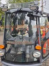 Orizaba, Ver., 10 de abril de 2026.- En el parque central de la Alameda se observ� la nueva m�quina barredora que adquiri� el Ayuntamiento para labores de Limpia P�blica. Por ahora se hacen pruebas y se desconoce cu�nto cost�.
