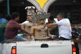 Xalapa, Ver., 10 de abril de 2026.- Esculturas comenzaron a ser removidas del Palacio de Gobierno. Trabajadores ?que aprovecharon para divertirse con las piezas al ponerles cubrebocas y ?manosearlas?? no supieron explicar hacia d�nde ser�an dirigidas.
