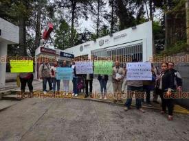 Xalapa, Ver., 10 de abril de 2026.- Extrabajadores del sector salud protestaron a las afueras de SESVER para exigir su reinstalaci�n inmediata.