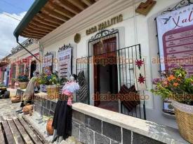 Xalapa, Ver., 11 de abril de 2026.- Artesanas de la Sierra de Zongolica ofrecen sus productos en la muestra ?Manos de Atzompa?, instalada en Casa Xallitic, en el Barrio M�gico hom�nimo.