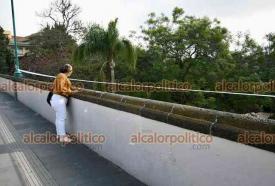 Xalapa, Ver., 13 de abril de 2026.- Tras los casos de suicidio, algunas personas colocaron mensajes de apoyo y un lazo blanco en el puente Xallitic, lo que caus� expectaci�n en muchos transe�ntes.