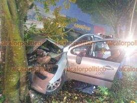 Xalapa, Ver., 13 de abril de 2026.- La noche de este lunes, un auto Peugeot, de color gris, se impact� contra un �rbol del camell�n de la avenida Arco Sur. A bordo viajaban 4 personas, de las cuales 2 resultaron con algunas lesiones leves. 