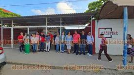 Coatzacoalcos, Ver., 14 de abril de 2026. Por el cierre de la Secundaria General N�mero 3 por parte de docentes se suspendieron las clases, lo que afect� a m�s de 700 estudiantes de ambos turnos.