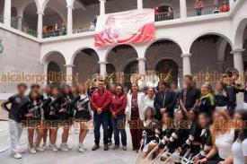 Xalapa, Ver., 14 de abril de 2026.- Tras ser festejada con la Banda de M�sica ?Panteras?, del COBAEV Xalapa, la gobernadora Roc�o Nahle Garc�a, repiti� lo dicho por la presidenta Claudia Sheinbaum, que las 900 toneladas recolectadas del derrame de hidrocarburo en playas veracruzanas ser�n entregadas a plantas de asfalto.