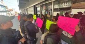 Altotonga, Ver., 14 de abril de 2026.- Clientes que acusan retiros irregulares de sus cuentas de ahorro bloquearon este martes el acceso principal de la tienda Coppel. Exigieron soluci�n al Gerente de la sucursal.