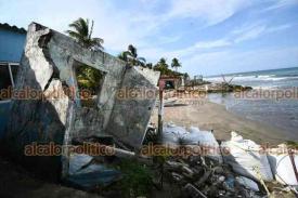 Alvarado, Ver., 15 de abril de 2026.- En Las Barrancas, intentos por contener la erosi�n han resultado insuficientes. Costales, llantas y otros materiales no han logrado frenar la fuerza de las olas. M�s de 20 casas han sido derribadas dejando a diversas familias sin patrimonio.