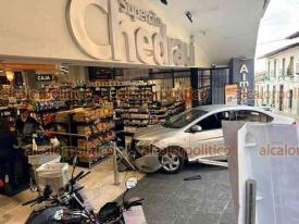 Xalapa, Ver., 15 de abril de 2025.- Adulta mayor meti� su auto a la tienda de Almacenes Chedraui, en la calle Revoluci�n, en el Centro. Presuntamente, se confundi� y pens� que era estacionamiento.