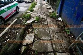 Xalapa, Ver., 15 de abril de 2026.- Banquetas rotas, alcantarillas sin tapa y obras mal hechas convierten el caminar por las calles de la Capital un verdadero reto diario. Para personas con discapacidad, adultos mayores y peatones en general cada cuadra es una carrera de obst�culos que evidencia la urgencia de infraestructura segura y accesible.