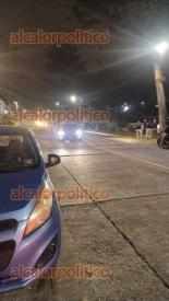 Xalapa, Ver., 15 de abril de 2026.- Iniciaron los trabajos de rehabilitaci�n en el circuito Aguirre Beltr�n de la zona UV, tal como se hab�a anunciado. Elementos de tr�nsito municipal y elementos de polic�a apoyan a los peatones y conductores