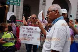 Xalapa, Ver., 16 de abril de 2026.- Este jueves, jubilados de AJUPIV bloquearon la calle Enr�quez, en el centro de la Capital. Se�alan que el Gobierno del Estado opera con aseguradoras de dudosa legalidad.