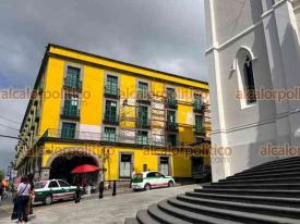 Xalapa, Ver., 17 de abril de 2026.- En el edificio Nachita, trabajadores reemplazan su caracter�stico color amarillo por tono similar a la Catedral Metropolitana y Palacio de Gobierno.