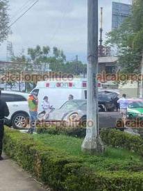  Xalapa, Ver., 17 de abril de 2026.- Autos chocaron en la avenida �vila Camacho, a la altura del Teatro del Estado. Percance se dio cuando uno de los veh�culos sal�a de edificio y fue impactado por el otro autom�vil.