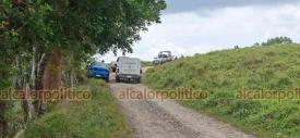 Nautla, Ver., 17 de abril de 2026.- Autoridades se desplegaron en un rancho cercano a la comunidad de Pedernales por la localizaci�n de cad�veres. Seg�n trascendi�, ser�an los dos taxistas de Tecolutla desaparecidos. Al mismo tiempo, se report� abierta la carretera Cardel-Poza Rica, a la altura de Casitas, tras la protesta de ruleteros por el mismo caso.
