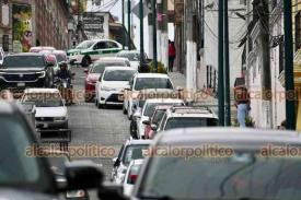Xalapa, Ver., 17 de abril de 2026.- A pesar de que en la administraci�n municipal pasada se construyeran bah�as para que los veh�culos se estacionaran y la circulaci�n fuera m�s fluida en la calle Clavijero, automovilistas no respetan y se estacionan en doble fila. Hasta veh�culos oficiales se paran sobre cruces peatonales.
