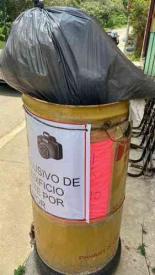 Xalapa, Ver., 17 de abril de 2026.- En la calle Andador 11, en la colonia Santa B�rbara ?en la Reserva Territorial, cerca de la entrada al Tecnol�gico de Xalapa?, vecinos no respetan los d�as de recolecci�n. ?Es un foco de infecci�n y la basura, si llueve, se va al r�o de aguas negras que pasa en el �rea verde?, recrimina lector.