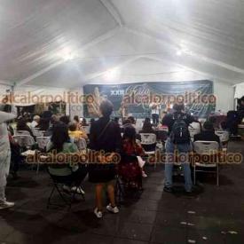 Xalapa, Ver., 17 de abril del 2026.- La noche de este viernes, ciudadanos disfrutan entre letras, m�sica y otros eventos art�sticos en el Parque Ju�rez y de la Feria Xalape�a del Libro.