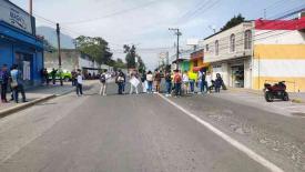 Nogales, Ver., 18 de abril de 2026.- Estudiantes del Tec de Zongolica bloquearon la carretera federal Nogales-Mendoza y la entrada y salida a Zongolica en protesta por la falta de pago de becas, monto total que ascender�a a poco m�s de 5 mdp.