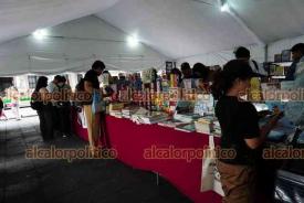 Xalapa, Ver., 18 de abril de 2026.- Gran afluencia de personas se percibe este s�bado en la Feria Xalape�a del Libro, reuni�n cultural que permanecer� en el parque Ju�rez hasta el pr�ximo 26 de abril.