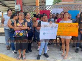 Yanga, Ver., 20 de abril de 2026.- Padres de familia exigen docente capacitado y con vocaci�n de servicio para primero y segundo grado de primaria, pues desde el 10 de marzo los alumnos no tienen clases, lo que provoca rezago escolar.