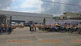 Coatzacoalcos, Ver., 20 de abril de 2026.- Trabajadores de la Jurisdicci�n Sanitaria XI se sumaron a la protesta con una asamblea permanente pac�fica para exigir atenci�n a una serie de demandas laborales y operativas que, aseguran, llevan a�os sin resolverse.

