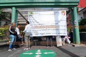 Xalapa, Ver., 20 de abril de 2026.- Personal de Salud se manifest� afuera del Hospital Regional (antes Civil) ?Luis F. Nach�n?. Se suman a los reclamos en nosocomios de todo el Estado.