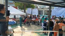 Orizaba, Ver., 20 de abril de 2026.- Trabajadores del Sector Salud iniciaron un paro de brazos ca�dos en unidades m�dicas de la Jurisdicci�n Sanitaria n�mero 7, as� como en R�o Blanco y Tlaquilpa, para exigir soluci�n a un pliego de 24 demandas laborales.