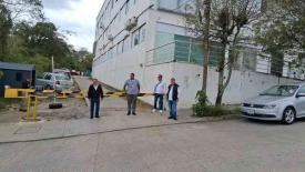 Xalapa, Ver., 20 de abril de 2026.- Trabajadores cerraron oficinas del IMSS-Bienestar en la calle Tapachula.