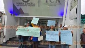 Xalapa, Ver., 21 de abril de 2026.- Extrabajadores del Ayuntamiento de Alto Lucero despedidos en 2011 se manifestaron a las afueras del Tribunal de Conciliaci�n y Arbitraje para recriminar que desde hace 15 a�os no logran justicia en su caso de laudos laborales.