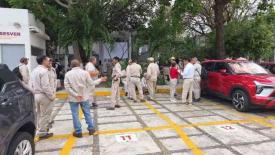 Tuxpan, Ver., 22 de abril de 2026.- Por tercer d�a consecutivo, contin�a la protesta en el Sector Salud a la que este mi�rcoles se sumaron profesionistas qu�micos cl�nicos del hospital de esta ciudad y de otros municipios para exigir atenci�n de sus demandas.