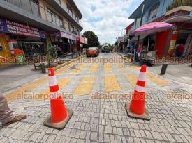 Xalapa, Ver., 22 de abril de 2026.- Permanece cerrada la calle Lucio, a partir de Abasolo, hasta antes de Altamirano. CMAS atiende la fuga de un drenaje.