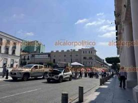 Xalapa, Ver., 23 de abril de 2026.- La AJUPIV bloque� la calle Enr�quez en protesta contra la administraci�n estatal ante la falta de una aseguradora que garantice el pago de p�lizas a familiares de trabajadores de la educaci�n jubilados. Tome sus previsiones.