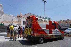 Xalapa, Ver., 23 de abril de 2026.- Adulto mayor fue atendido por param�dicos de la Cruz Roja luego de que resbalara en escal�n de plaza Lerdo.
