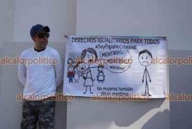 Xalapa, Ver., 24 de abril de 2026.- Un grupo de padres, bajo la frase ?#SoyPadreNoCriminal?, exigen igualdad en las leyes y que se priorice el bienestar del menor en procesos judiciales de materia familiar.