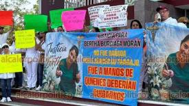 Poza Rica, Ver., 24 de abril de 2026.- Este viernes, familiares, amigos y ciudadanos marcharon y se manifestaron en el Palacio Municipal, para exigir justicia para la m�dica Bertha Burciaga, quien muri� por disparos de polic�as estatales al supuestamente repeler agresi�n de delincuentes.